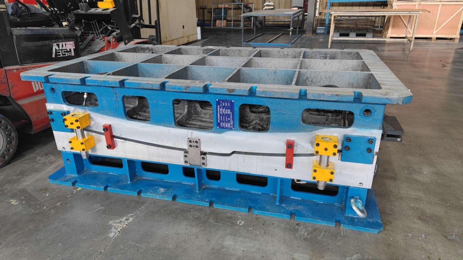 Assembled mold for a long PDCPD panel
